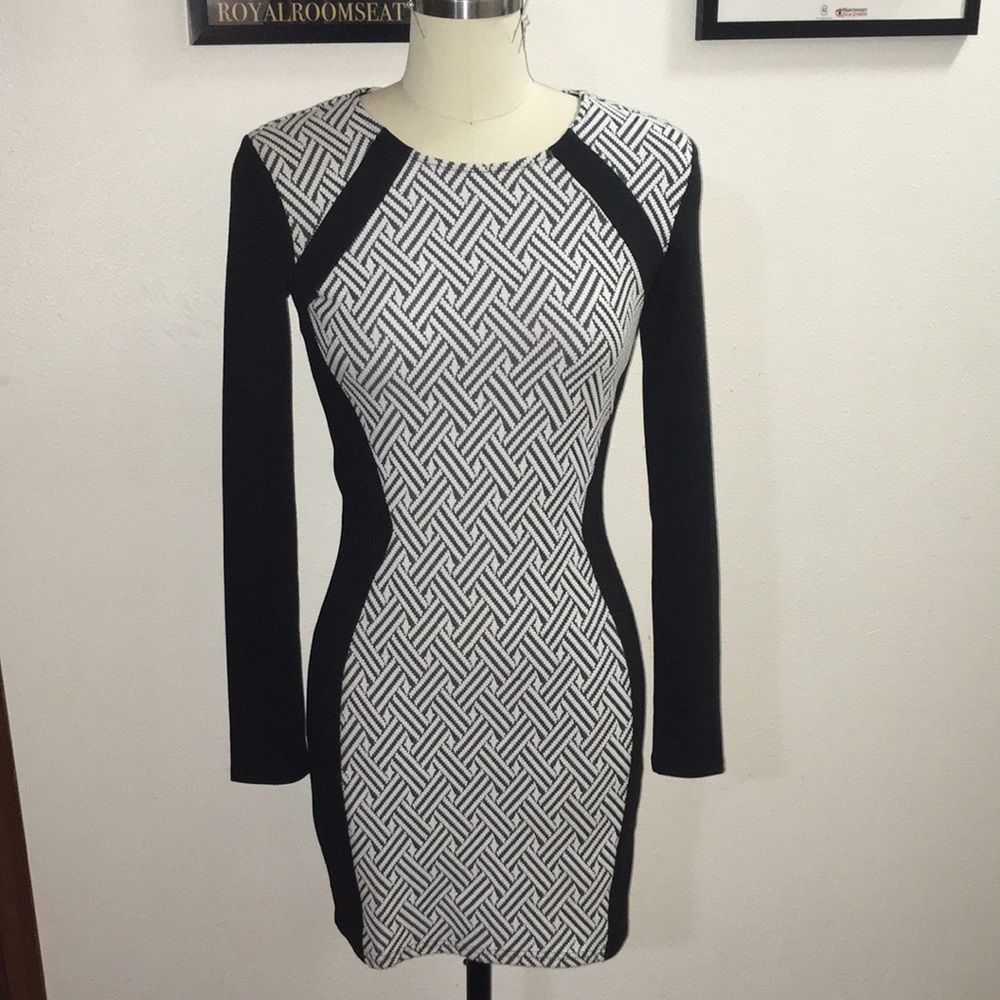 Beautiful geo knit body-con dress 🥰